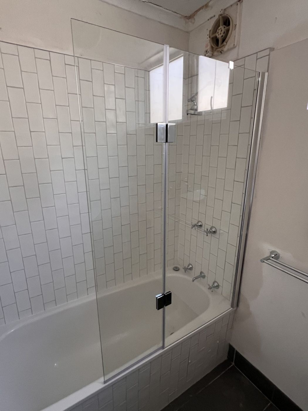 Frameless bath screen