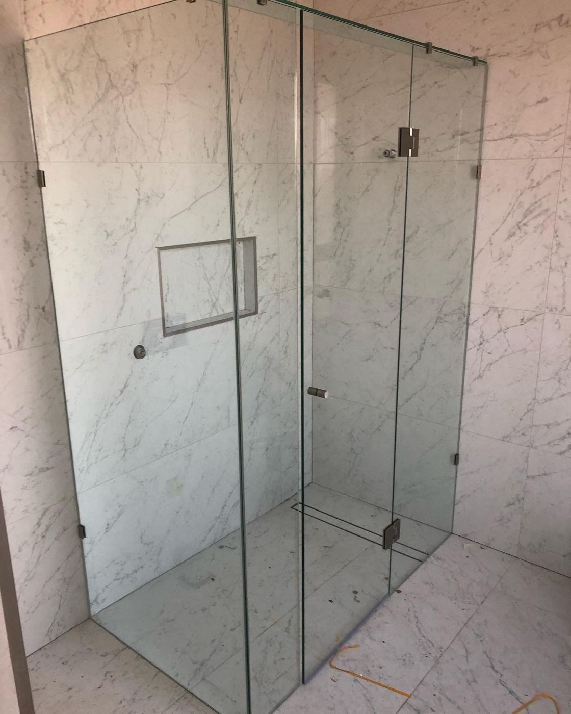 Frameless shower screen