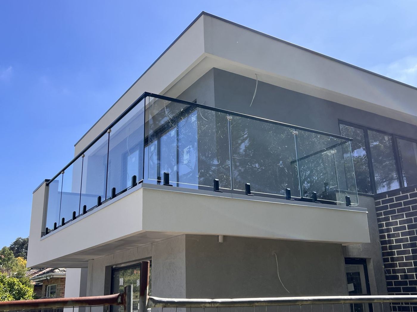 Frameless balcony balustrade