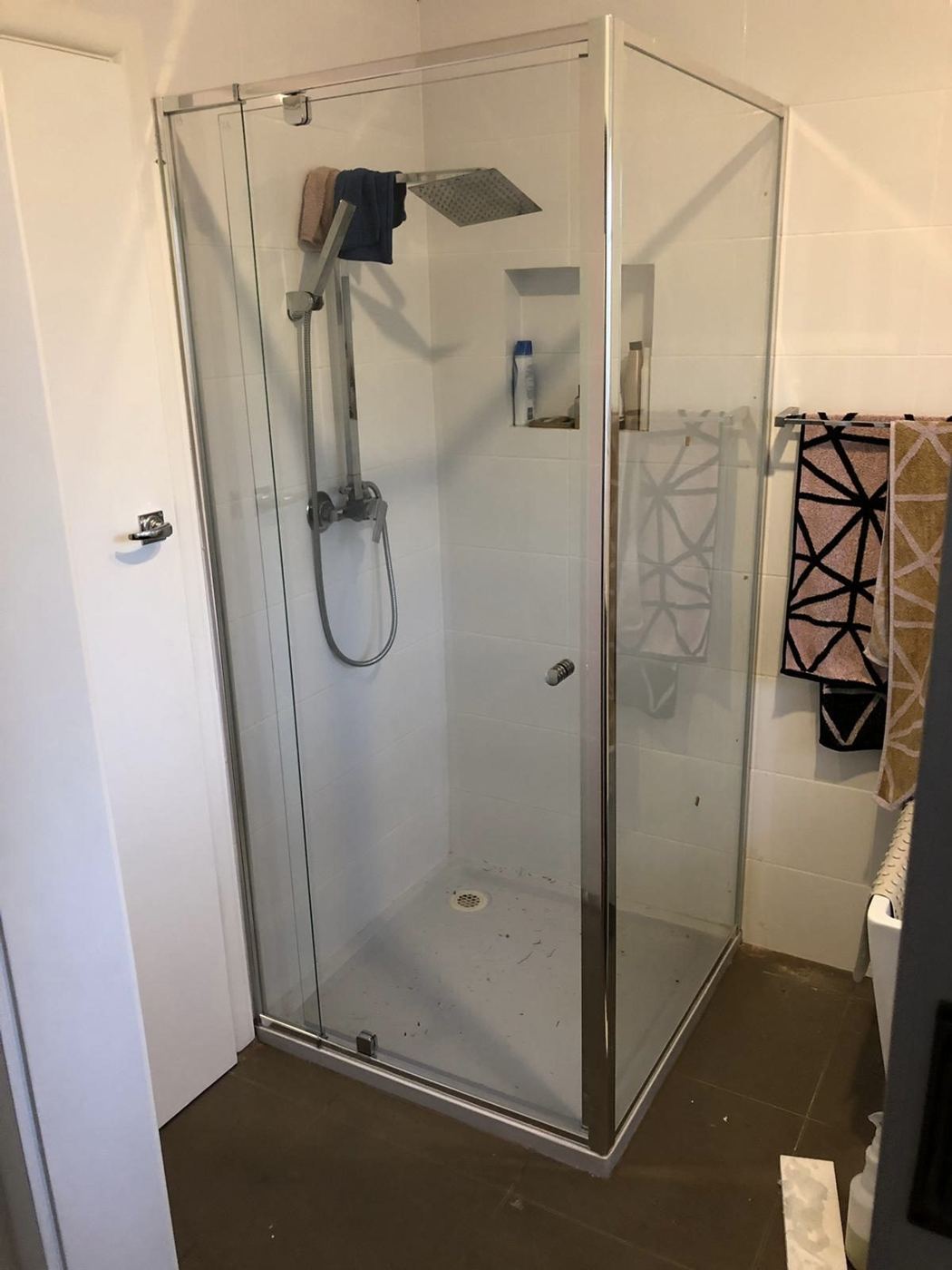 Semi-frameless shower
