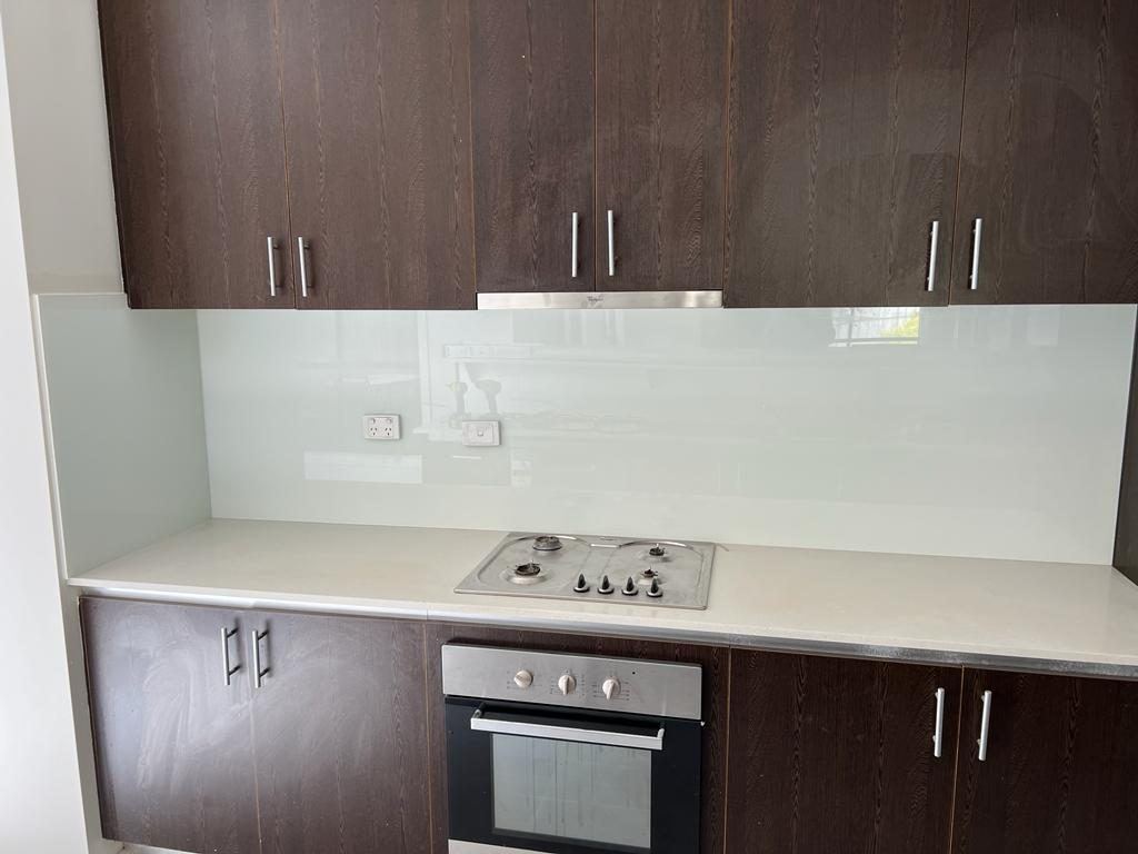 White glass kitchen splashback